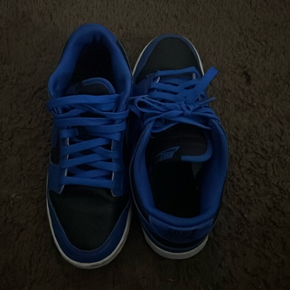 size 7 men dunks goin for $85